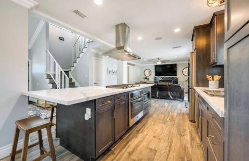 Riverside House | Charming 4-bedroom house 15 PERSON HEATED SPA ,AC and WiFi in Riverside