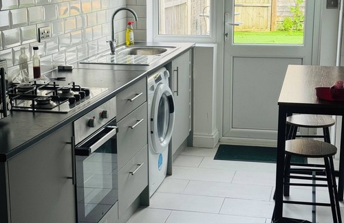 Broad Green House | Charming 4-bedroom house in Croydon for a delightful stay