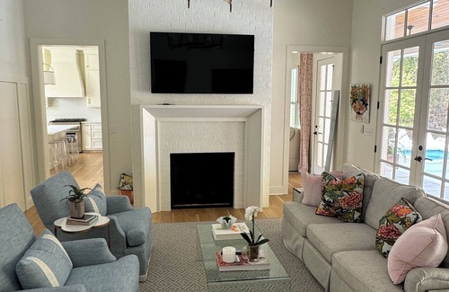 Oxford House | Charming 4-bedroom house with pool and outdoor kitchen