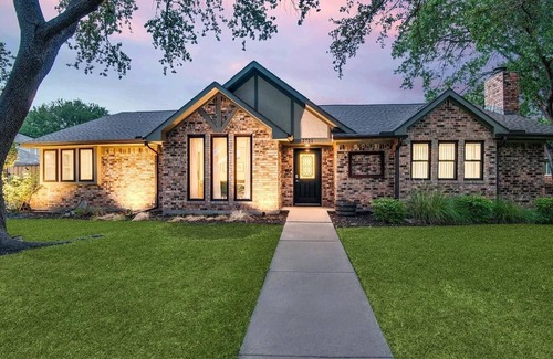 Plano House | Charming 4-bedroom house with Pool and Game Room in Pleasant Plano