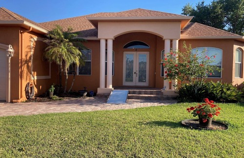 Venice House | Charming 4-bedroom house with AC, WiFi, In- ground pool. 12 minutes to Beach