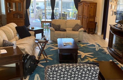 Venice House | Charming 4-bedroom house with AC, WiFi, In- ground pool. 12 minutes to Beach