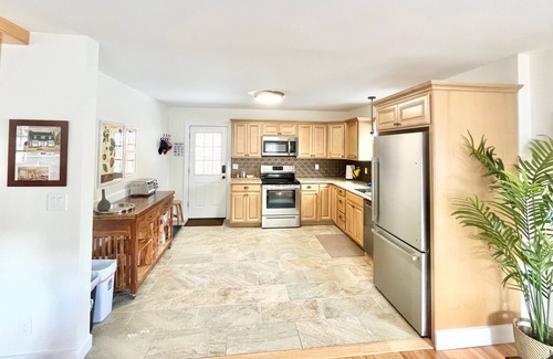 Roscoe House | Charming 4-bedroom Private Home on 5 Acres of Land with Open Mountain View’s