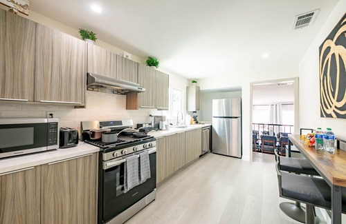 San Gabriel House | Charming 4-bedroom House with WiFi, AC in beautiful San Gabriel