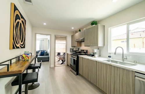 San Gabriel House | Charming 4-bedroom House with WiFi, AC in beautiful San Gabriel