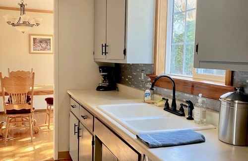 Humboldt Hill House | Charming 4B/2B Home In Exclusive Neighborhood of Eureka