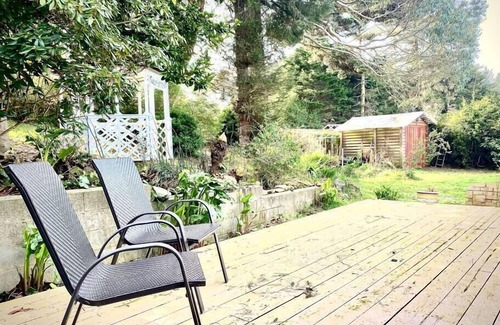 Humboldt Hill House | Charming 4B/2B Home In Exclusive Neighborhood of Eureka