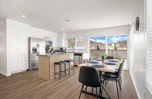Thousand Oaks House | Charming 4BDs2BAs at Thousand Oaks