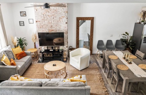 Perry North House | Charming 4bedroom home with AC WiFi in Pittsburgh close to Downtown and Stadium