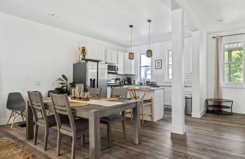 Perry North House | Charming 4bedroom home with AC WiFi in Pittsburgh close to Downtown and Stadium