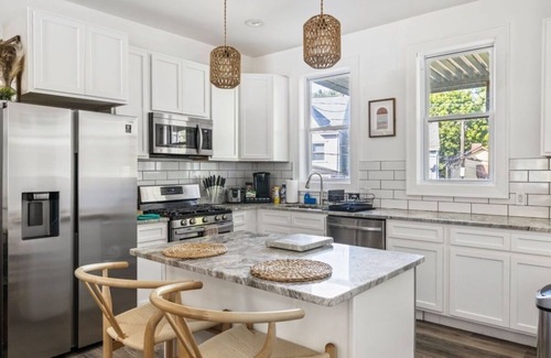 Perry North House | Charming 4bedroom home with AC WiFi in Pittsburgh close to Downtown and Stadium