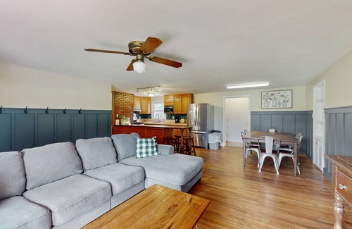 Morehead City House | Charming 4BR Getaway With Central A/C, Full Kitchen and Pet-Friendly