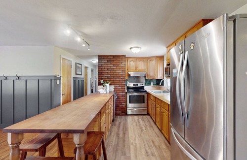 Morehead City House | Charming 4BR Getaway With Central A/C, Full Kitchen and Pet-Friendly
