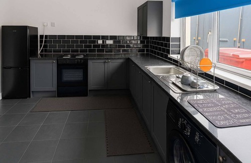 Churchill Apartment | Charming 5-Bed Retreat in the Heart of Churchill with Parking
