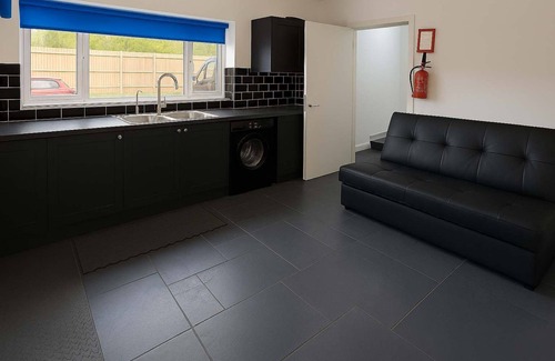 Churchill Apartment | Charming 5-Bed Retreat in the Heart of Churchill with Parking