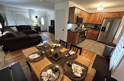 Terrace Lake Gardens House | Charming 5-Bed Home inKC - Perfect4Long-term Stays
