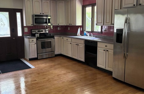 Wilmington House | Charming 5-bedroom house in Chimney Hill near Mount Snow