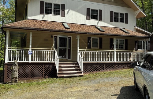 Wilmington House | Charming 5-bedroom house in Chimney Hill near Mount Snow