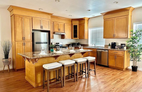 Fullerton House | Charming 5-bedroom townhome with WiFi and AC in delightful Placentia
