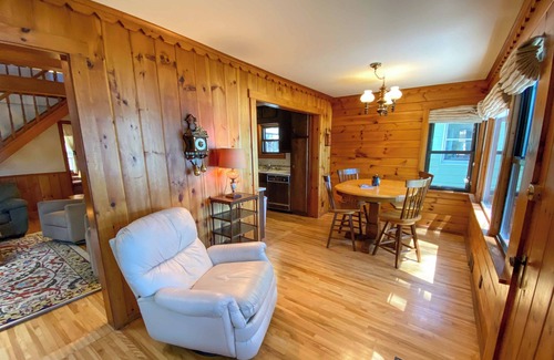 Waupaca Cottage | Charming 5-bedroom waterfront cottage on Waupaca's Chain O' Lakes