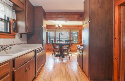 Waupaca Cottage | Charming 5-bedroom waterfront cottage on Waupaca's Chain O' Lakes
