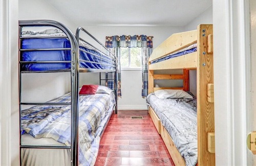 Kirkfield Cottage | charming 5 br cottage,hotub,lake acess