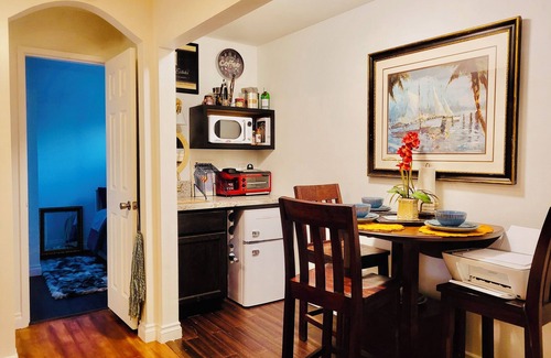 Santa Ana House | Charming 500 sq ft 1 Bedroom Suite in Santa Ana Ideal for Professionals