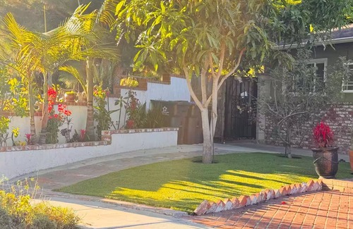 Santa Ana House | Charming 500 sq ft 1 Bedroom Suite in Santa Ana Ideal for Professionals