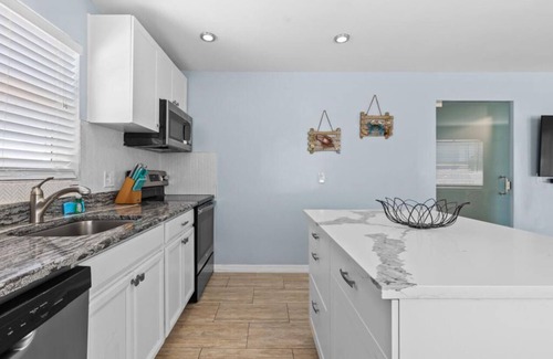 Marathon House | Charming 55' Waterfront Paradise, Fishers Dream, Bring Your Boat & Enjoy.