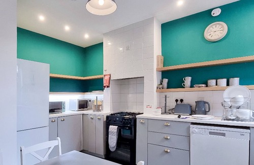 Manchester House | Charming 6-Bed Home with Rear Patio