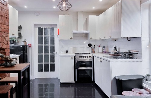 Manchester House | Charming 6-Bed Home with Rear Patio