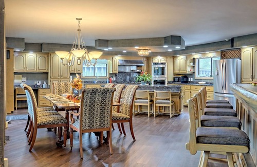 Dillard Cabin | Charming 8-bedroom cabin in marvelous Sky Valley
