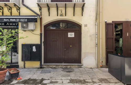 Castellammare Vucciria Apartment | Charming 80 sqm apartment, with mezzanine, for 6 people, located on the 4th floor of a renovated period building. The property is located in the heart of the historic center (Traffic-Restricted Area), between the lively Vucciria market and La Cala (port