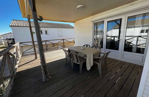 Gruissan Plage Ski Chalet | Charming 9-Person Chalet with Terrace Near Beach in Gruissan