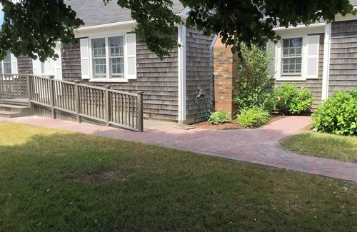 Nantucket Town House | Charming Accessible Ranch Home