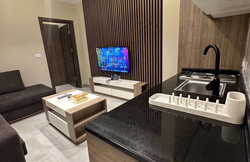 Al Swaifyeh Apartment | Charming Amman Apartment with Terrace and Parking