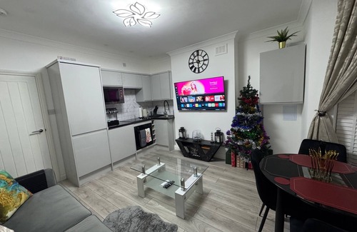 College Park and Old Oak Apartment | Charming and Cozy 2 Bedroom Apartment in London