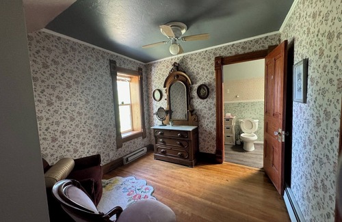 Randolph House | Charming and Cozy – Emma’s Perfect Getaway- Spacious 5 Bedroom~