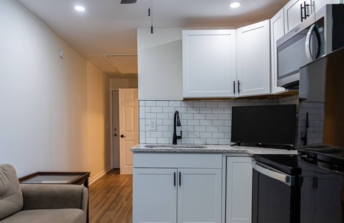 Savannah Apartment | Charming and Cozy Studio Apartment in the Heart of Savannah Perfect for Couples!