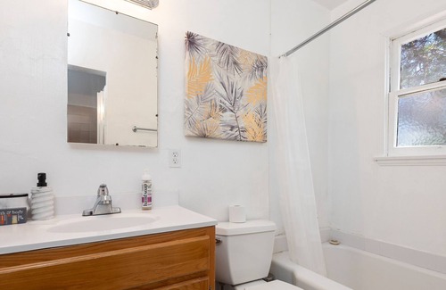 Carthay Circle Apartment | Charming and Elegant 1BR Apt. w/ Hot Tub