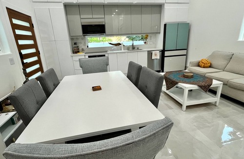 Greenbriar House | Charming and modern 2-bedroom house with AC, WiFi in serene Glendale, Sleeps 5