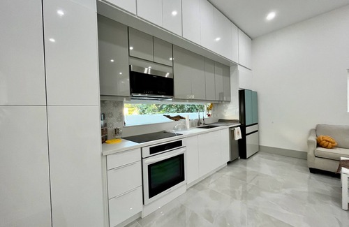 Greenbriar House | Charming and modern 2-bedroom house with AC, WiFi in serene Glendale, Sleeps 5