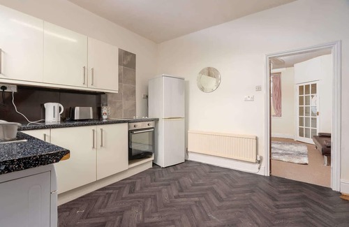 Burnley House | Charming and Modern House With Parking