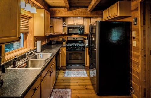 Fleetwood Cabin | Charming and Secluded 2-bedroom Log Cabin in Fleetwood with Hot Tub & Wifi