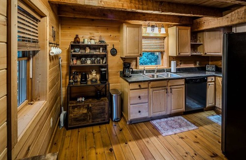 Fleetwood Cabin | Charming and Secluded 2-bedroom Log Cabin in Fleetwood with Hot Tub & Wifi