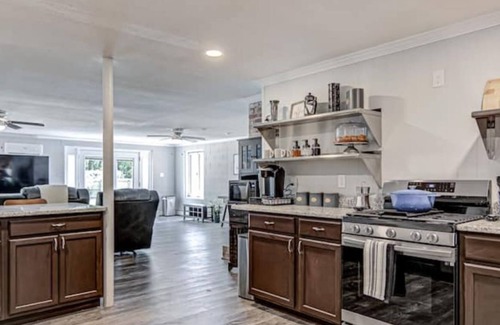 Jamestown House | Charming and Spacious 8BR/5BA Home in Jamestown