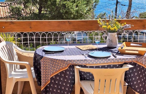Ensues-la-Redonne Apartment | Charming apartment in seaside villa