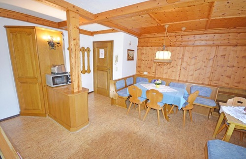 Arzl im Piztal Apartment | Charming Apartment in Arzl im Pitztal with 2 Bubble Baths