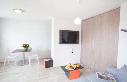 Chevilly-Larue Hotel | Charming Apartment w/Kitchenette Steps from Vibrant Market & Metro