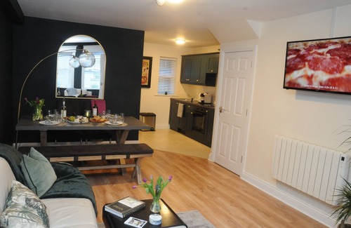 Bantry Apartment | Charming apartment in the centre of Bantry town with a shared courtyard.
